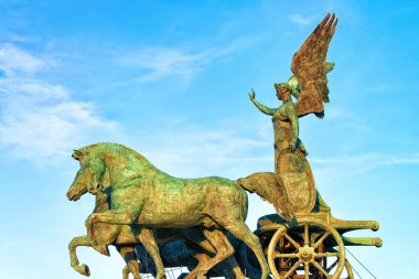İtalya Roma'da Piazza Venezia Victor Emmanuel Anıtı zafer Quadrigası. Akşamları.
