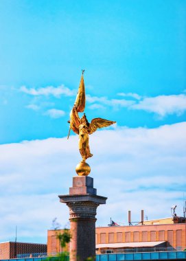 İlk bölümü anıt ABD'de yer alan sermaye, Washington DC Heykel Saint Piyade Tümeni U. S. Ordusu görev sırasında ölen insanlara ithaf edilmiştir.