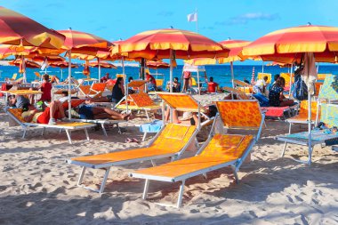 San Vito lo Capo, İtalya - 17 Eylül 2017: güverte sandalyeleri San Vito Beach Capo Akdeniz, Sicilya, İtalya lo