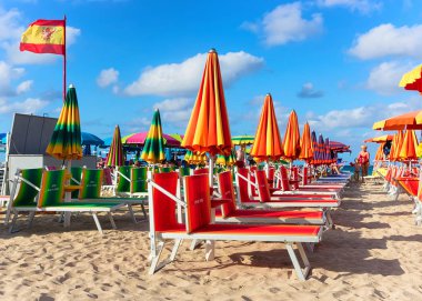 San Vito lo Capo, İtalya - 17 Eylül 2017: güverte sandalyeleri San Vito sahilde Capo Akdeniz, Sicilya, İtalya lo