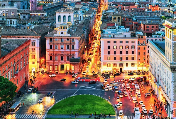 イタリアのローマのヴェネツィア広場 通りで観光客 夕方には — ストック写真