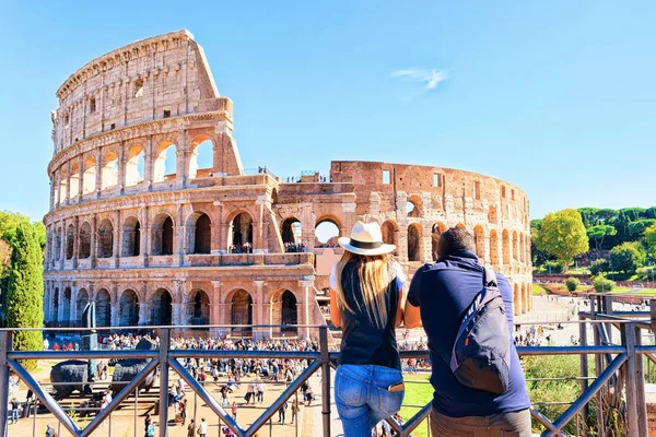 Ungt Par Colosseum Den Gamla Stadskärnan Rom Italien Det Amfiteatern — Stockfoto