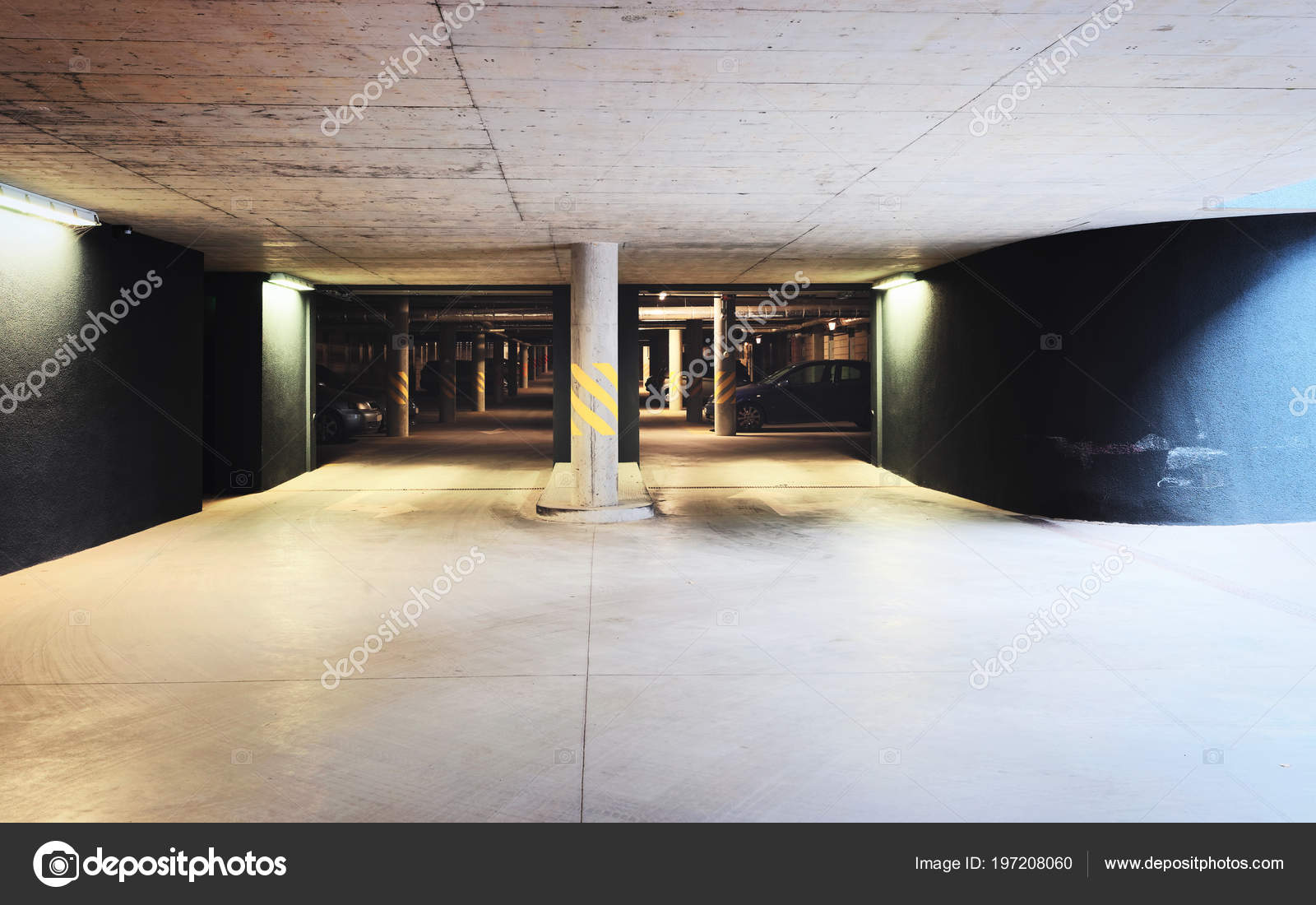 Tiefgarage Einem Modernen Haus - Stockfotografie: lizenzfreie Fotos