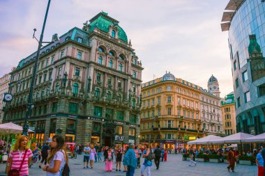 Vienna, Avusturya - 31 Ağustos 2013: Eski Viyana şehir St Stephen Katedrali, Avusturya yakınındaki insanlar.
