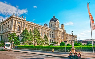 Vienna, Avusturya - 31 Ağustos 2013: Museumsplatz doğa tarihi Viyana Müzesi ve Sanat Tarih Müzesi, Viyana, Avusturya. İnsanlar arka planda