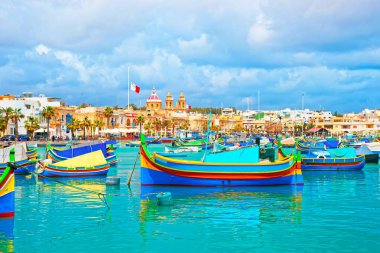 Akdeniz manzaralı, Malta Island Bay Marsaxlokk bağlantı noktası dolgu, luzzu renkli tekneler