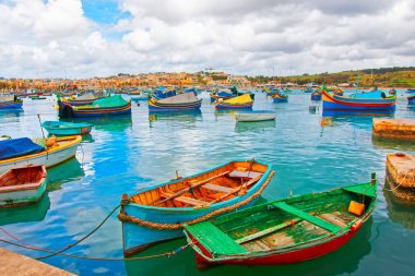 Marsaxlokk bağlantı noktası, Akdeniz, Malta Island bay de luzzu renkli tekneler