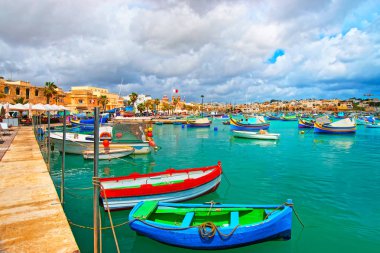Luzzu renkli tekne Akdeniz'de, Malta Island Marsaxlokk limanında