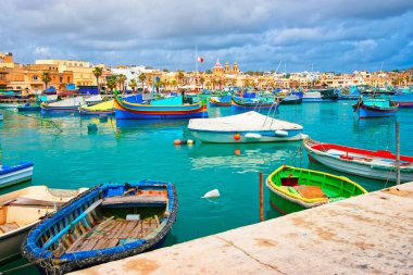Marsaxlokk Malta Adası Deniz Bay Harbor luzzu renkli tekneler