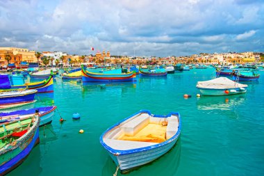 Marsaxlokk Malta Adası Deniz Bay Harbor luzzu renkli tekneler