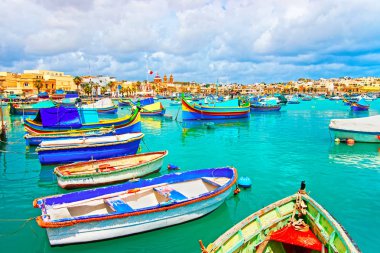 Akdeniz manzaralı, Malta Island Bay Marsaxlokk bağlantı noktası dolgu luzzu renkli tekneler