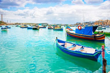 Akdeniz manzaralı, Malta Island Bay Marsaxlokk limanda luzzu renkli tekneler