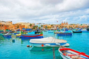 Luzzu renkli tekneler, Marsaxlokk Malta Adası Deniz bay limanında