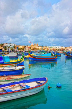 Luzzu renkli tekneler Bay Marsaxlokk bağlantı noktası setin Akdeniz, Malta Island üzerinde
