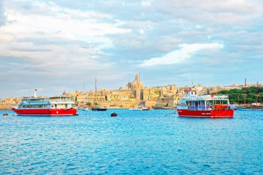Valletta manzarası ile St Paul Katedrali ve feribot tekne, Malta Island