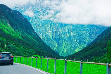 Lauterbrunnen Vadisi karayolu ile Bernese Alp Dağları, Interlaken Oberhasli bölgesinde, Bern Kanton, İsviçre.