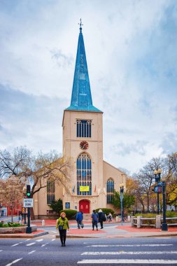 Cambridge, Amerika Birleşik Devletleri - 29 Nisan 2015: İlk Parish Kilisesi Harvard Meydanı'nda turistler Cambridge, Massachusetts, Ma, ABD ile. 400 yıl önce inşa edilen kilise.