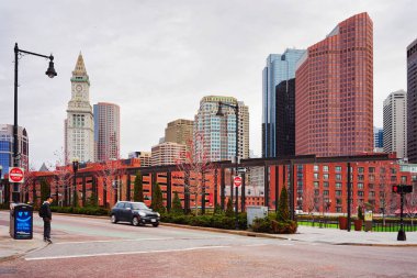 Boston, Amerika Birleşik Devletleri - 28 Nisan 2015: Finans bölgesine ve özel ev Kulesi çapraz Street downtown Boston, Massachusetts, ABD, Kuzey sonunda Park'ta.