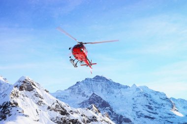 Maennlichen, İsviçre - 31 Aralık 2013: Kışın, İsviçre İsviçre Alpleri dağ Maennlichen uçan kırmızı helikopter