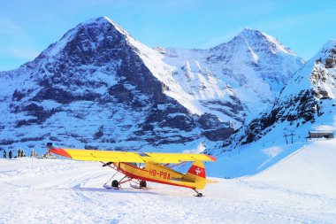 Maennlichen, İsviçre - 31 Aralık 2013: Sarı uçağa Maennlichen dağ alp Peaks'e kış İsviçre Alpleri