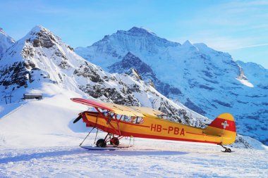 Maennlichen, İsviçre - 31 Aralık 2013: Sarı uçak Maennlichen dağ alp Peaks'e kış İsviçre Alpleri üzerinde