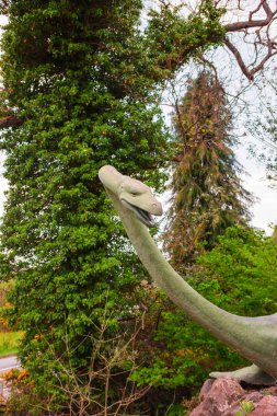 Drumnadrochit, İskoçya - 9 Mayıs 2011: Nessie, Loch Ness İskoçya'da Loch ness canavar heykeli. Loch Ness dağlık İskoçya Birleşik Krallık'da bir şehirdir.