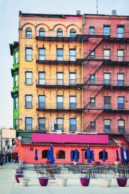 Downtown Boston, Massachusetts, Amerika Birleşik Devletleri'nin mali District şemsiyelerle sokak Restoran.