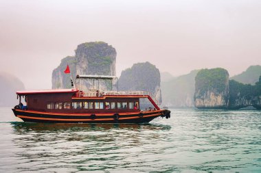Halong, Vietnam - 23 Şubat 2016: Cruise Gemi Ha uzun Bay, Vietnam. Arka planda kireçtaşı Adaları