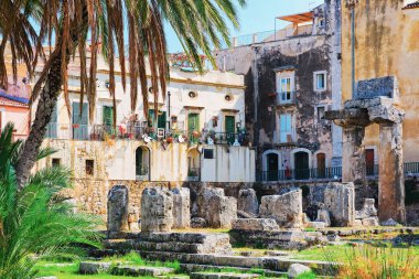 Siracusa, İtalya - 28 Eylül 2017: Siracusa, Sicilya, İtalya Piazza Pancali, Apollon Tapınağı kalıntıları