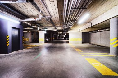 Modern bir binanın içinde Yeraltı otopark
