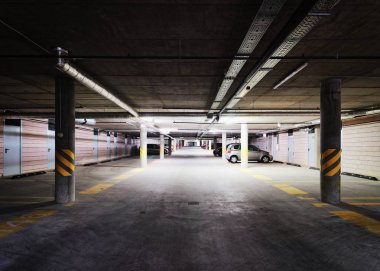 modern bir binada yer altı otoparkı garaj