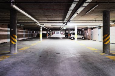 Modern bir binanın yeraltı otopark