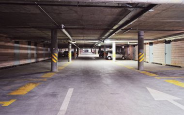 Modern bir evin Yeraltı otopark