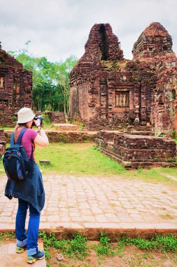 Oğlum, Vietnam eski hindu tapınağı kalıntıları kız alarak fotoğraf