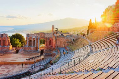 Taormina, Sicilya, İtalya'nın Yunan Tiyatrosu gün batımında