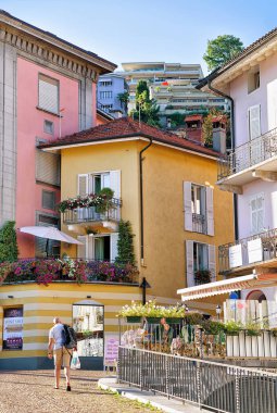 Ascona, İsviçre - 23 Ağustos 2016: Sokakları Ascona, İsviçre'nin Ticino canton içinde Lake Maggiore mesire. Adam arka plan üzerinde.