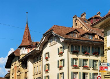 Bern, İsviçre - 31 Ağustos 2016: Bern, İsviçre'nin eski şehir merkezinde Hotelgasse sokakta spire ile tarihi bina