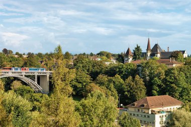 Bern, İsviçre - 31 Ağustos 2016: Panorama tramvay ve Tarih Müzesi Bern, İsviçre'de çalışan Kirchenfeld bridge ile. Bundesterrasse görüldü