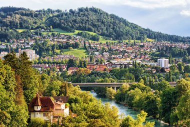 Bern, İsviçre - 31 Ağustos 2016: Şehir ve Aare nehri Bern, İsviçre Panorama. Bundesterrasse görüldü