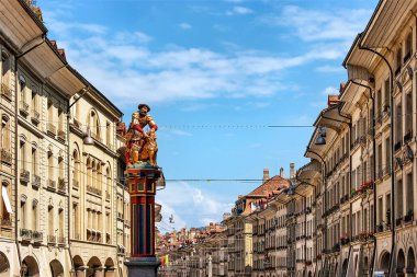 Bern, İsviçre - 31 Ağustos 2016: Samson Çeşme Kramgasse Street eski şehir merkezi Bern, İsviçre
