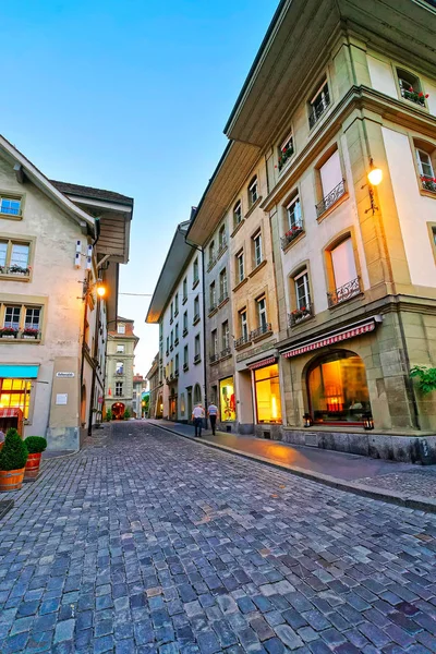 Bern, İsviçre - 21 Ağustos 2013: Bern, İsviçre akşam Rathaus sokak