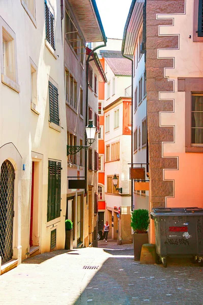 Zürih, İsviçre - 21 Ağustos 2013: Eski şehir merkezi Zürih, İsviçre'nin sokakta