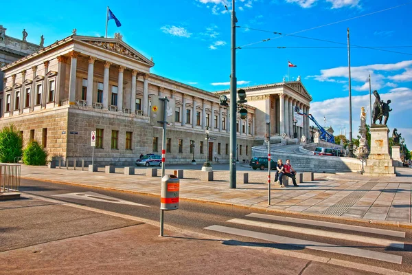 Vídeň Rakousko Srpna 2013 Rakouská Budova Parlamentu Ringstrasse Lidmi Kolem — Stock fotografie