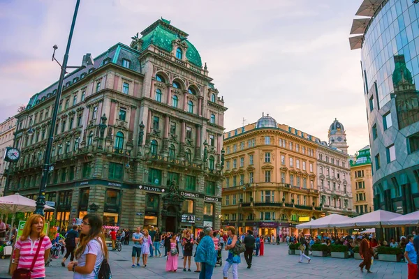 Vienna, Avusturya - 31 Ağustos 2013: Eski Viyana şehir St Stephen Katedrali, Avusturya yakınındaki insanlar.