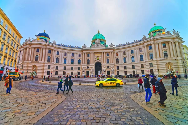 Viena Áustria Agosto 2013 Turistas Saint Michael Wing Palácio Hofburg — Fotografia de Stock