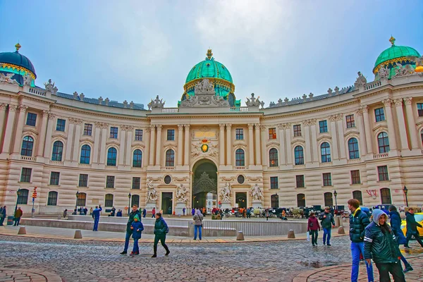 Wiedeń Austria Stycznia 2014 Turystów Michael Skrzydle Pałacu Hofburg Wiedniu — Zdjęcie stockowe