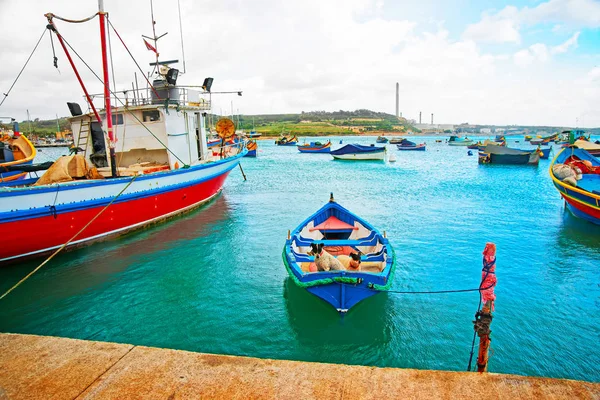 Собаки Цветных Лодках Луццу Залив Марсашлокк Мальте — стоковое фото