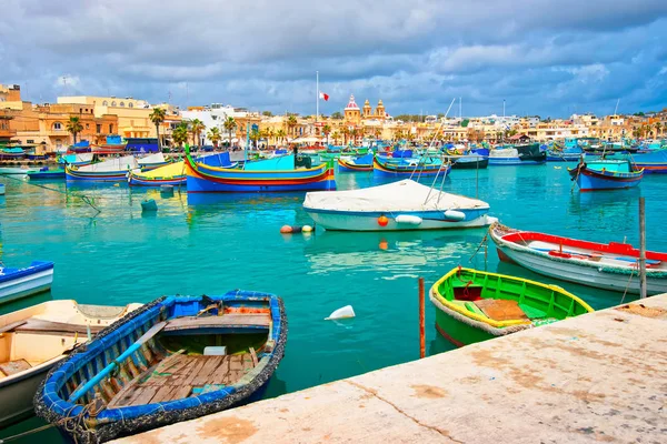 Luzzu Barcos Coloridos Porto Marsaxlokk Baía Mar Mediterrâneo Ilha Malta — Fotografia de Stock