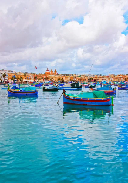 Луццу Красочные Лодки Гавани Marsaxlokk Бухте Средиземного Моря Остров Мальта — стоковое фото