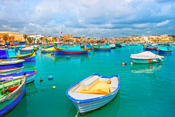 Luzzu Barcos Coloridos Porto Marsaxlokk Baía Mar Mediterrâneo Ilha Malta — Fotografia de Stock